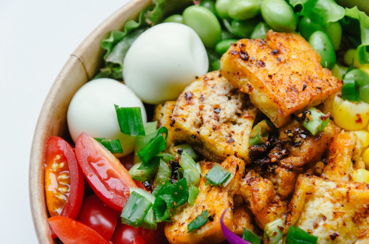 بشقاب غذای سالم و پرپروتئین شامل تخم‌مرغ و سبزیجات